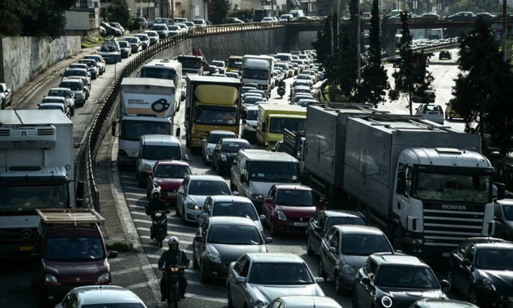 Προβλήματα στην Αθηνών-Λαμίας από ανατροπή νταλίκας – Κλειστές δύο λωρίδες